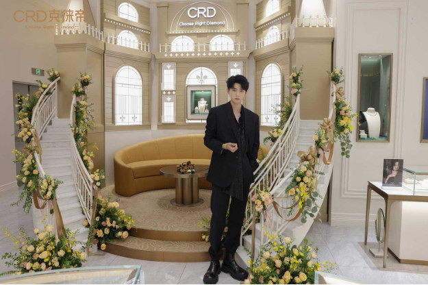 CRD品牌摯友周翊然，親臨武漢恒隆，雙色交織，因愛繩結！